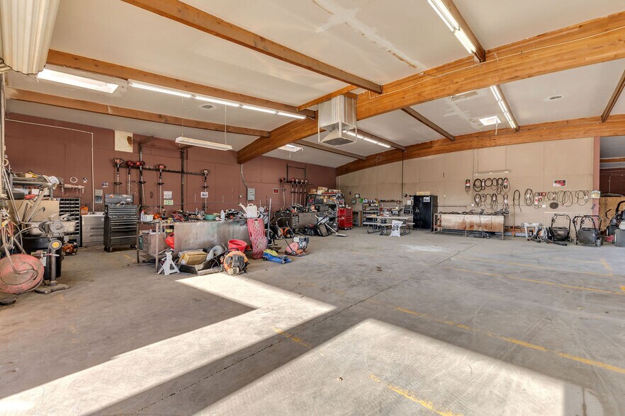 More Photos Of 81500 Industrial Pl, Indio Warehouse For Sale
