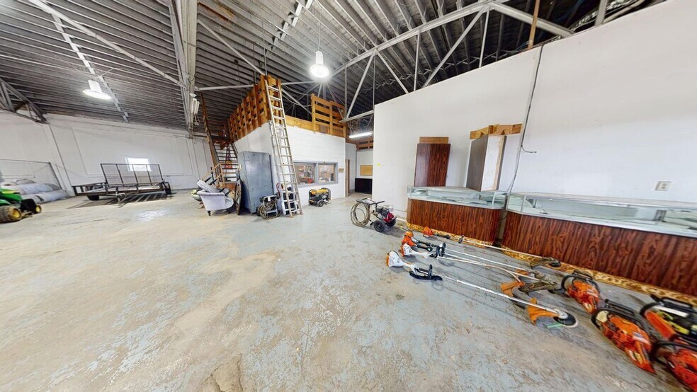 More Photos Of 1335 W Andrew Johnson Hwy, Morristown Flex For Sale