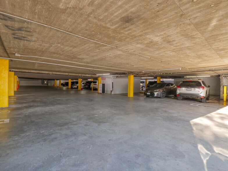 More Photos Of 5530 Corbin Ave, Tarzana Office For Lease