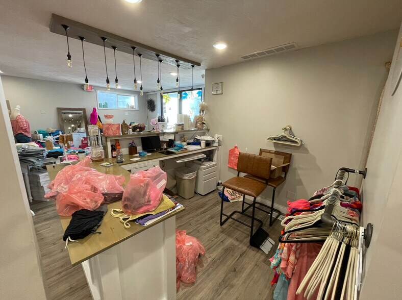 More Photos Of 116 W 19th St, Falls City Showroom For Sale