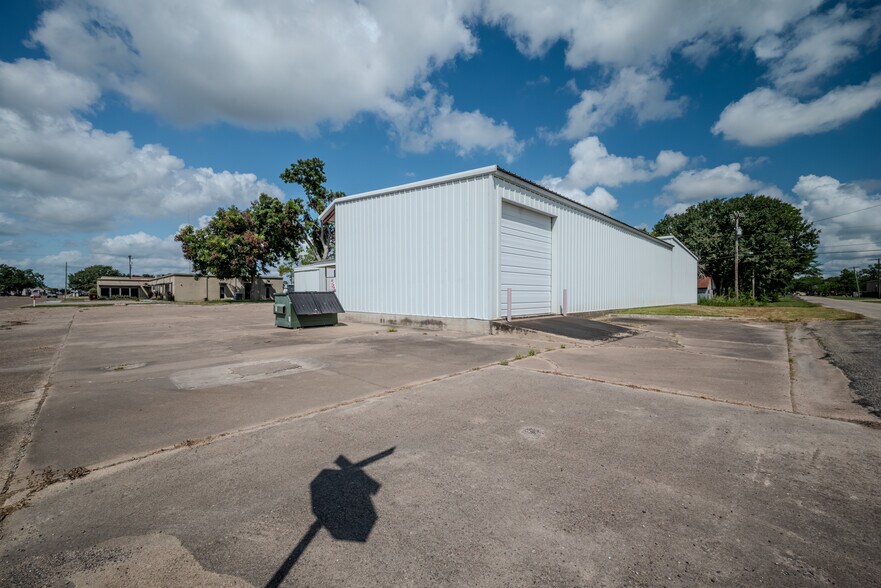 More Photos Of 619 E Jackson St, El Campo Warehouse For Sale