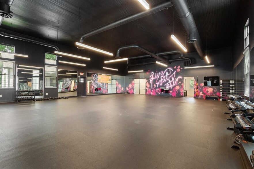 More Photos Of 5576 Peachtree Rd, Atlanta Storefront Retail Office For Lease