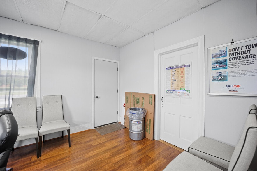 More Photos Of 2516-2518 N Dupont Pky, Middletown Freestanding For Sale