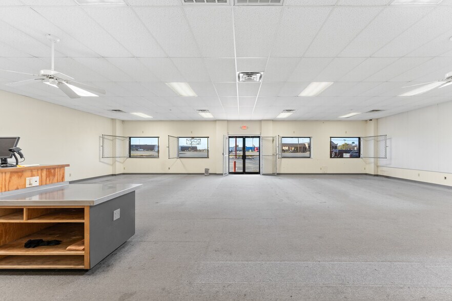 More Photos Of 2103 S Thompson St, Springdale Freestanding For Sale