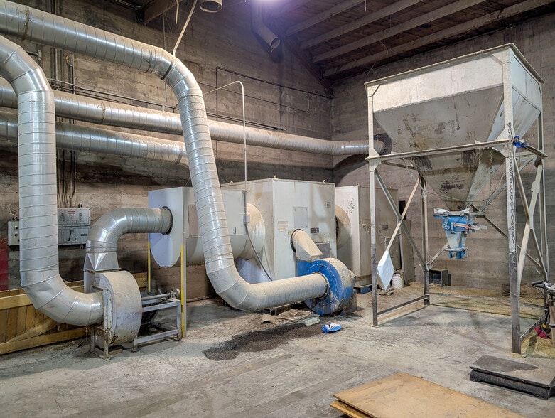 More Photos Of 1621 N Spruce St, La Grande Manufacturing For Sale