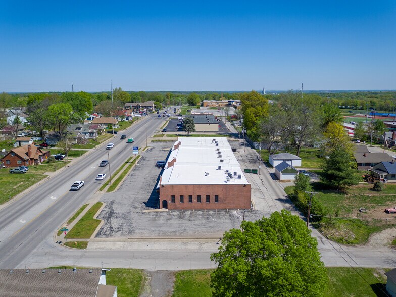 More Photos Of 815 N Noland Rd, Independence Unknown For Lease