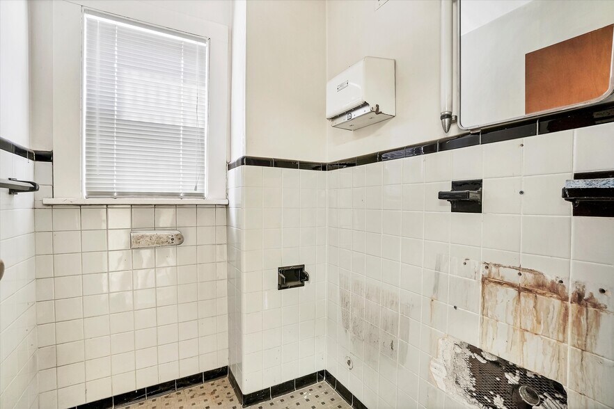 More Photos Of 24 John St, Middletown Office Residential For Sale