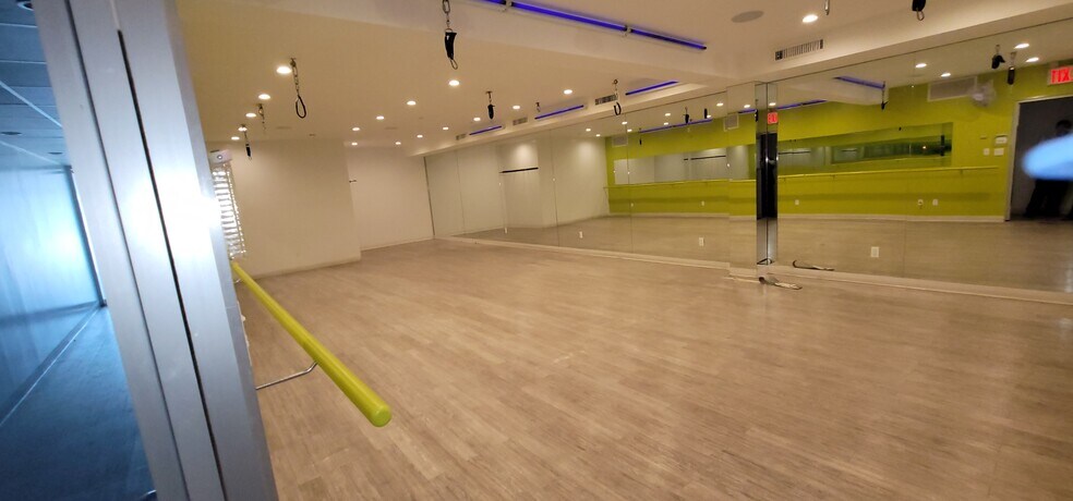 More Photos Of 8015 164th St, Jamaica Medical For Lease