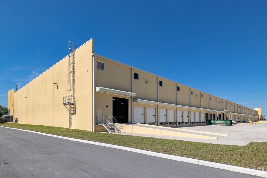 More Photos Of 3900 County Line Road, Lakeland Distribution For Lease