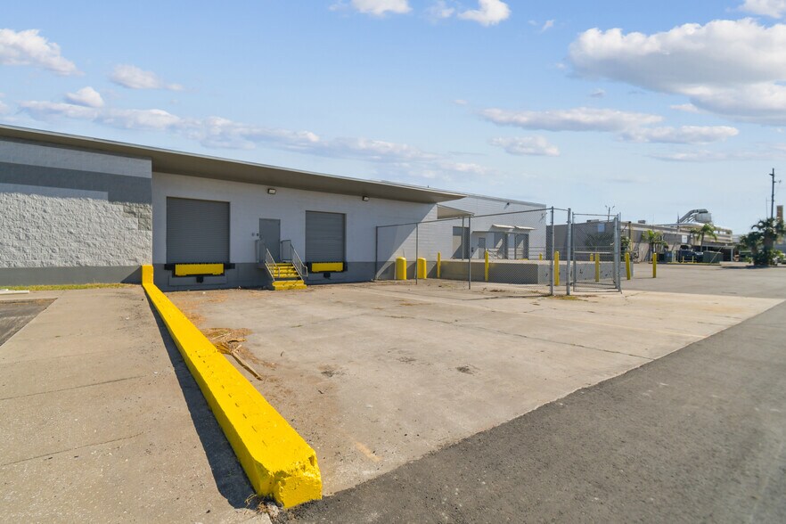 More Photos Of 3900 W Coachman Ave, Tampa Warehouse For Lease