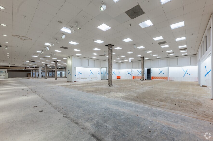 More Photos Of 100 Mall Dr, Steubenville Department Store For Lease