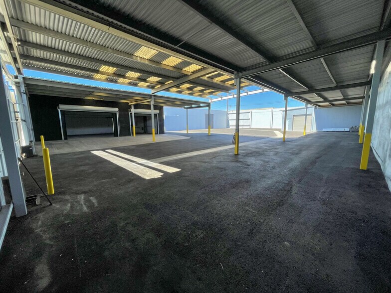More Photos Of 1001 Chestnut St, Burbank Warehouse For Lease