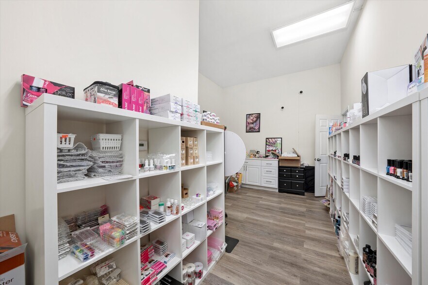 More Photos Of 1056 N Ashland Ave, Chicago Storefront Retail Residential For Lease