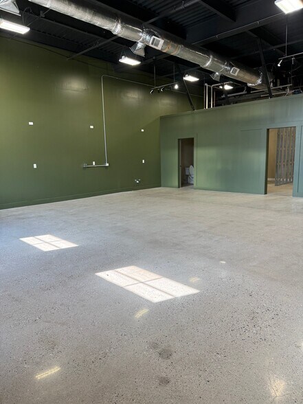 More Photos Of 635 New Park Ave, West Hartford Warehouse For Lease