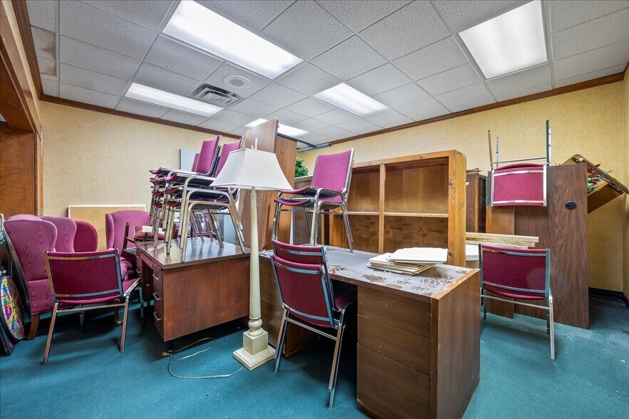 More Photos Of 111 W Commerce St, Lewisburg Bank For Sale