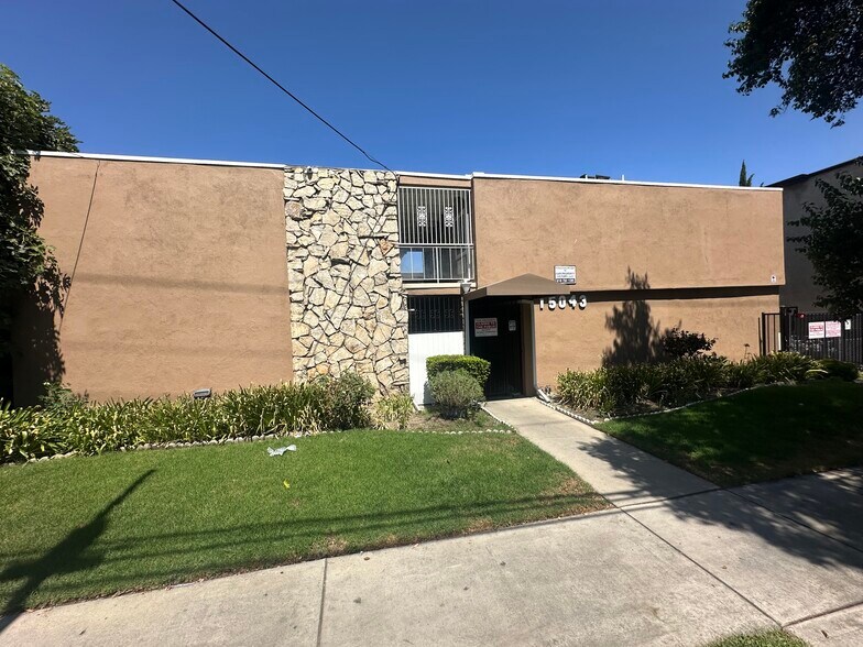 More Photos Of 15043 Victory Blvd, Van Nuys Apartments For Sale