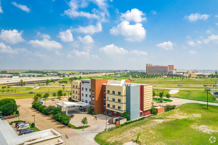 More Photos Of 2020 Civic Center Ln, Waxahachie Hotel For Sale