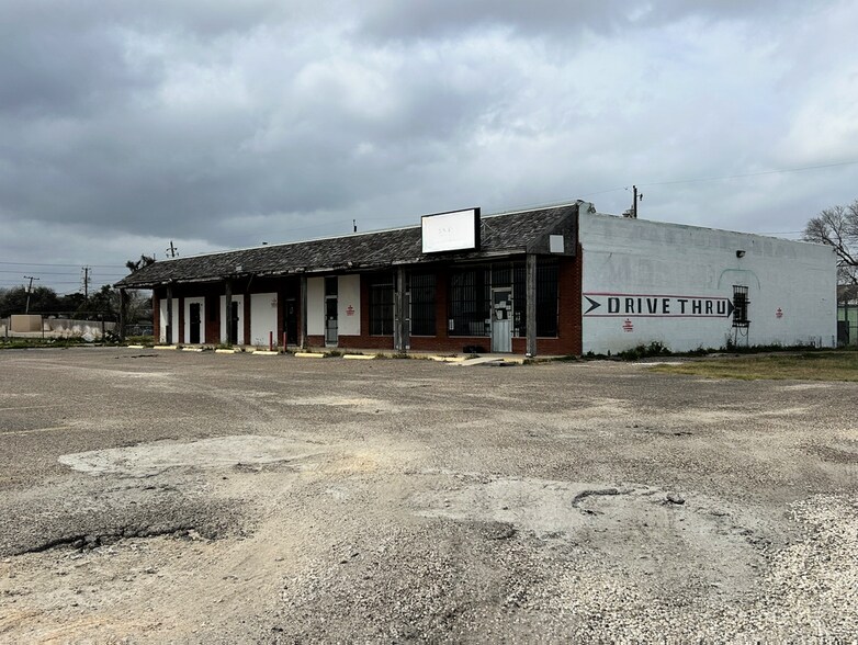 Primary Photo Of 4410 Leopard St, Corpus Christi Convenience Store For Sale