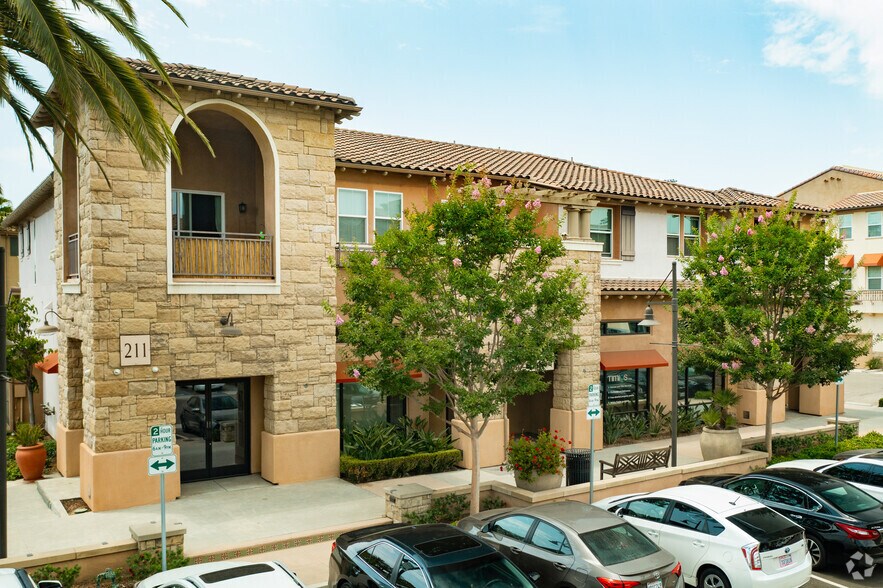 More Photos Of 211 Village Commons Blvd, Camarillo Storefront Retail Residential For Lease