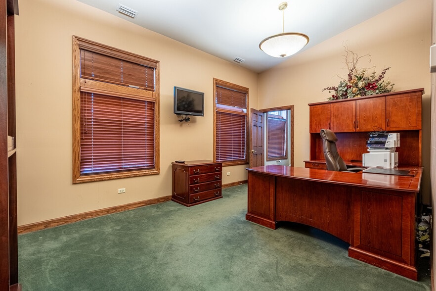 More Photos Of 1303 Macom Dr, Naperville Medical For Lease