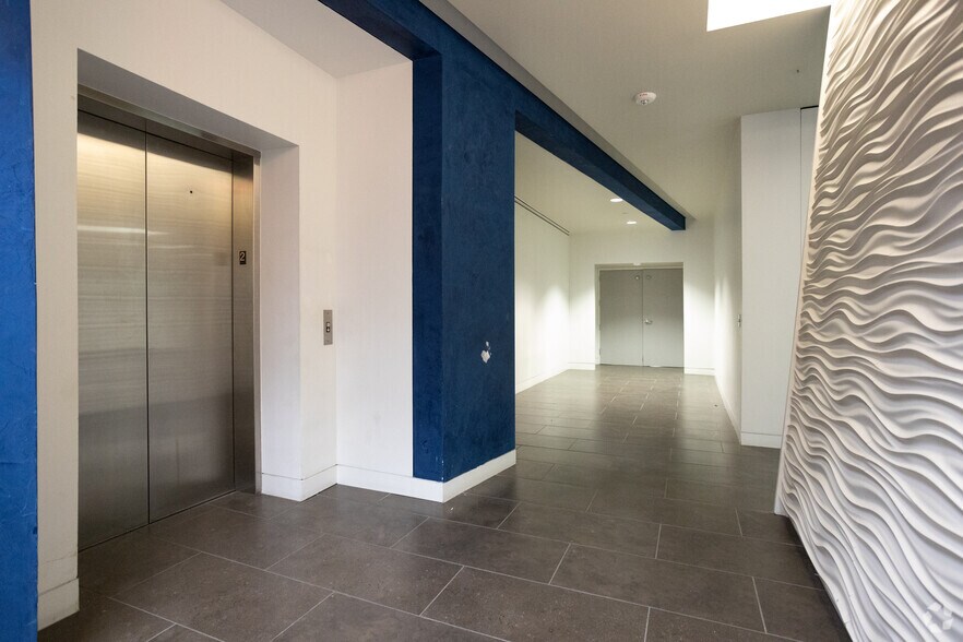 More Photos Of 1111-1113 Gillingham Ln, Sugar Land Distribution For Lease