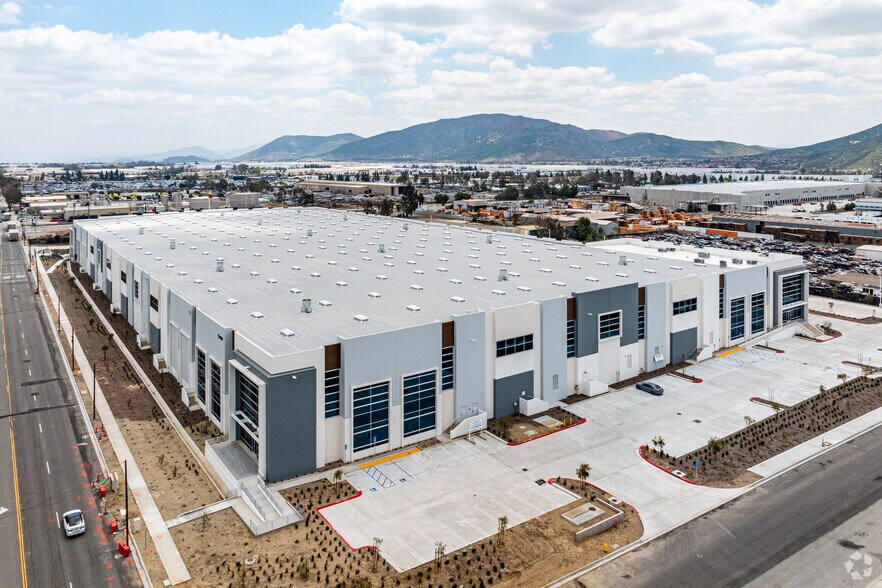 More Photos Of 14801 Slover Ave, Fontana Warehouse For Lease