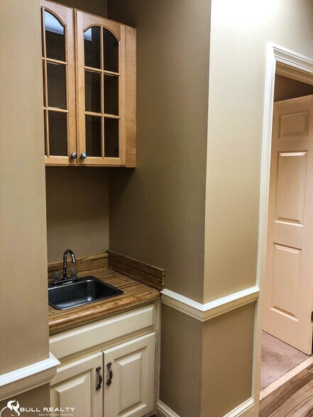 More Photos Of 200 Market Pl, Roswell Office Residential For Lease