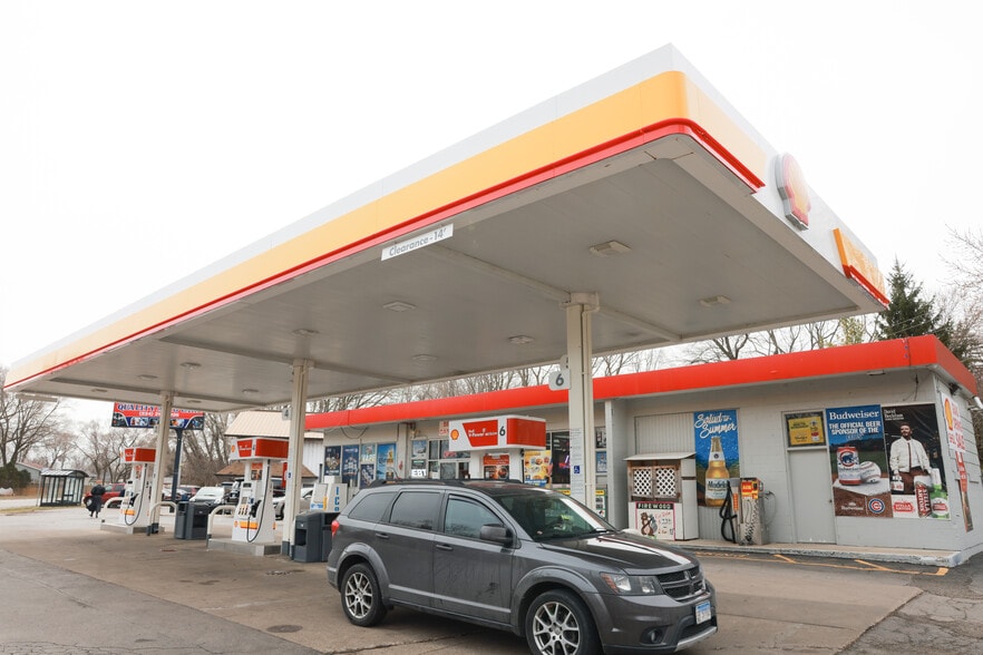 More Photos Of 37740 N Sheridan Rd, Beach Park Service Station For Sale