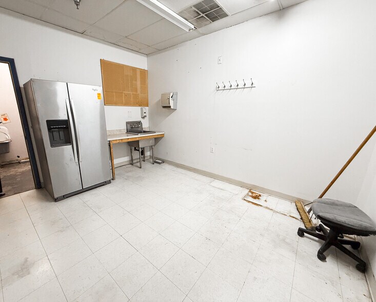 More Photos Of 324-332 S Burnt Mill Rd, Voorhees General Retail For Sale