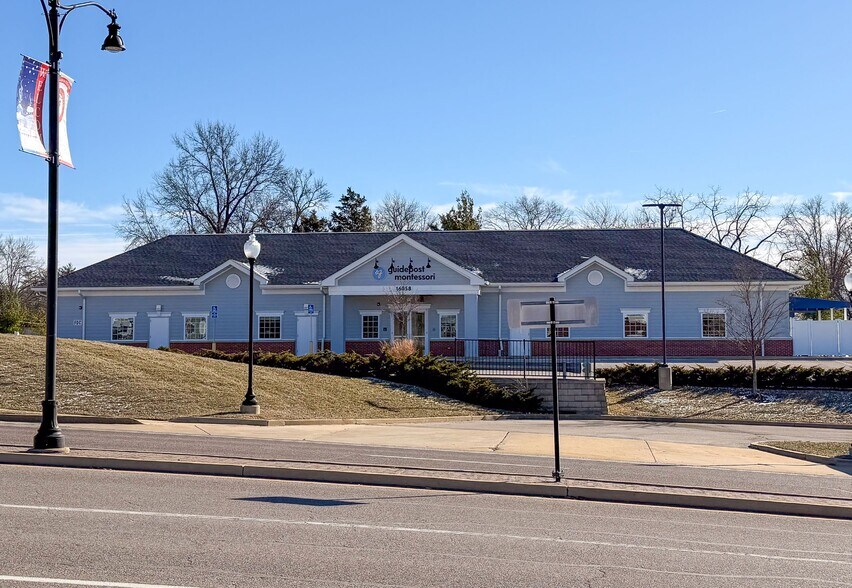 More Photos Of 16058 Manchester Rd, Ellisville General Retail For Lease