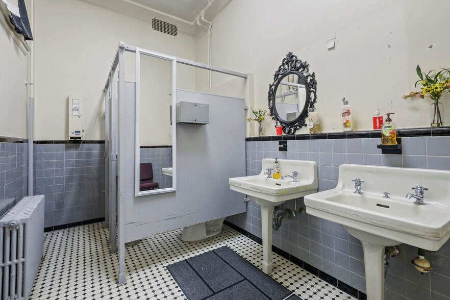 More Photos Of 7202 Myrtle Ave, Glendale Lodge Meeting Hall For Sale