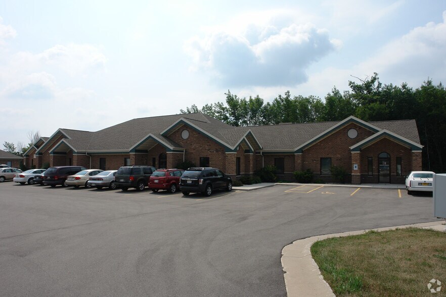 More Photos Of 3311 S Packerland Dr, De Pere Office For Lease