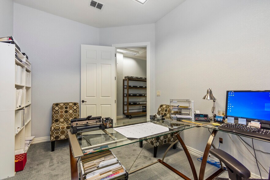 More Photos Of 7633 Bellaire Dr S, Fort Worth Medical For Sale