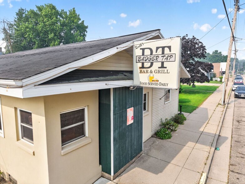 More Photos Of 133 E Main St, Embarrass Specialty For Sale