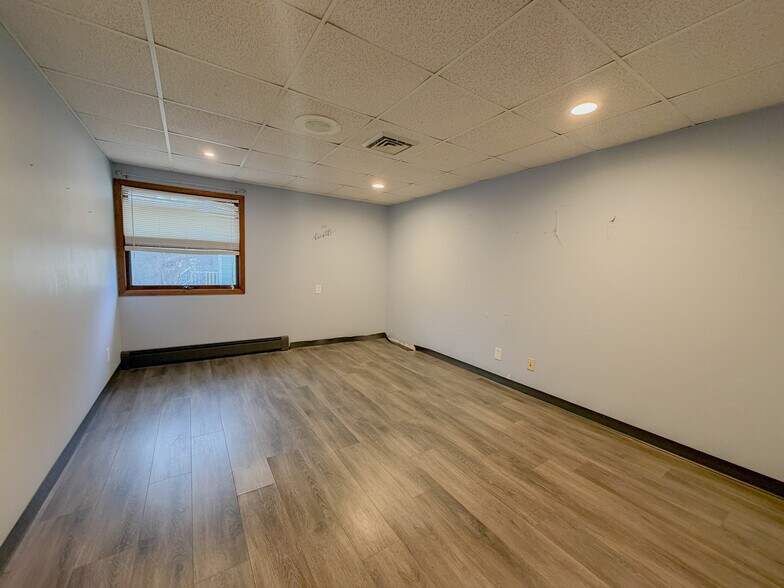 More Photos Of 515 Gold St, Green Lake Office For Sale