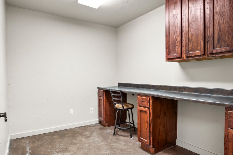 More Photos Of 207 Clay St, Nocona Storefront For Lease