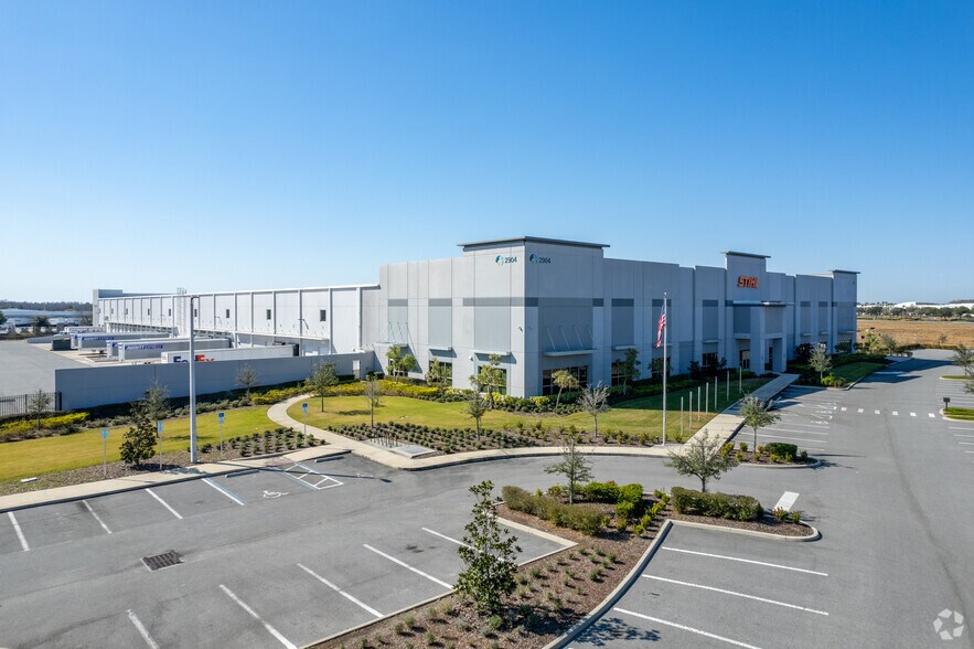 More Photos Of 2904 Tradeport Dr, Orlando Warehouse For Lease