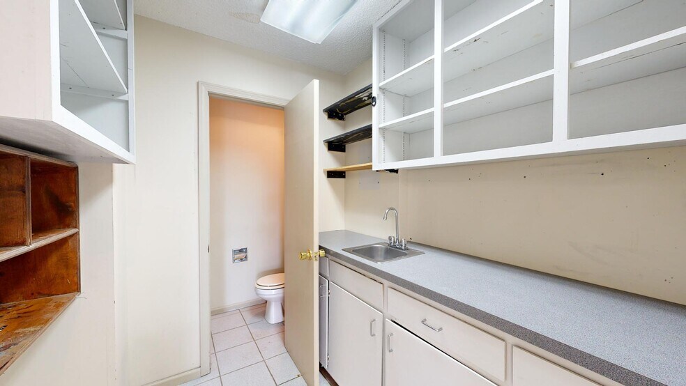 More Photos Of 3130 N Woodford St, Decatur Freestanding For Lease