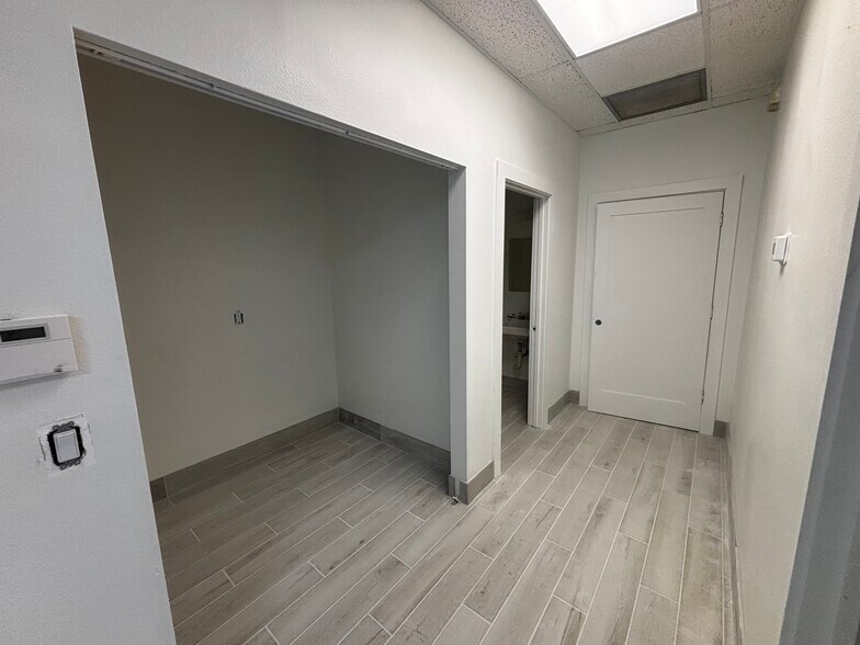 More Photos Of 1715 Independence Blvd, Sarasota Light Distribution For Lease