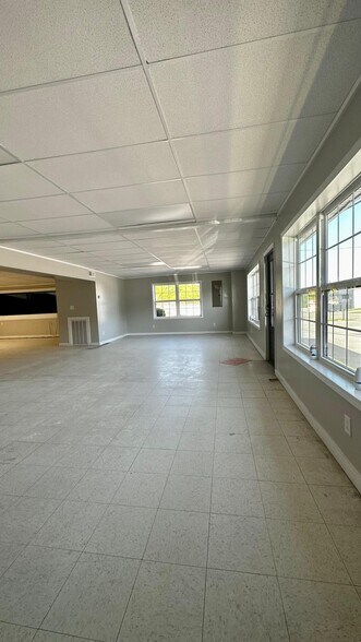 More Photos Of 430 E Broad St, Smithville Showroom For Sale