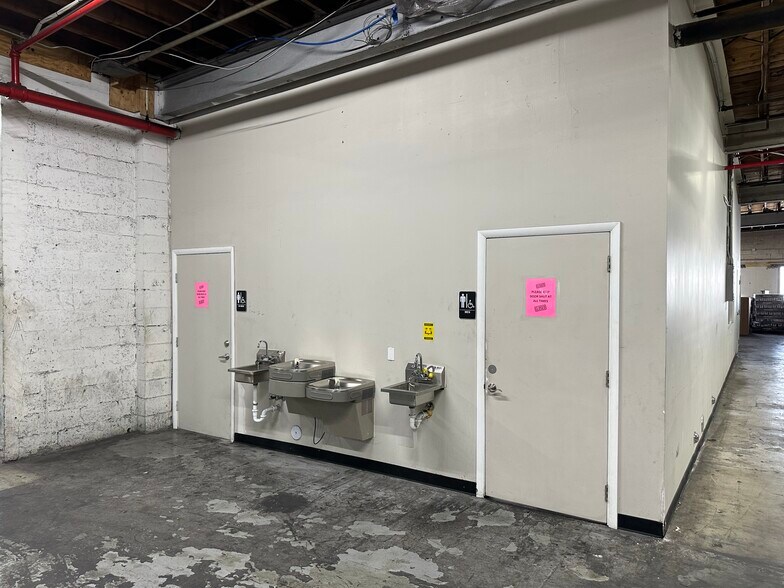 More Photos Of 3700 NW 54th St, Miami Warehouse For Lease