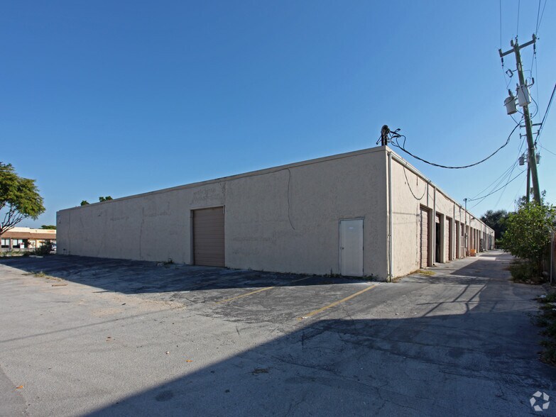 More Photos Of 216 NE 33rd St, Oakland Park Warehouse For Lease
