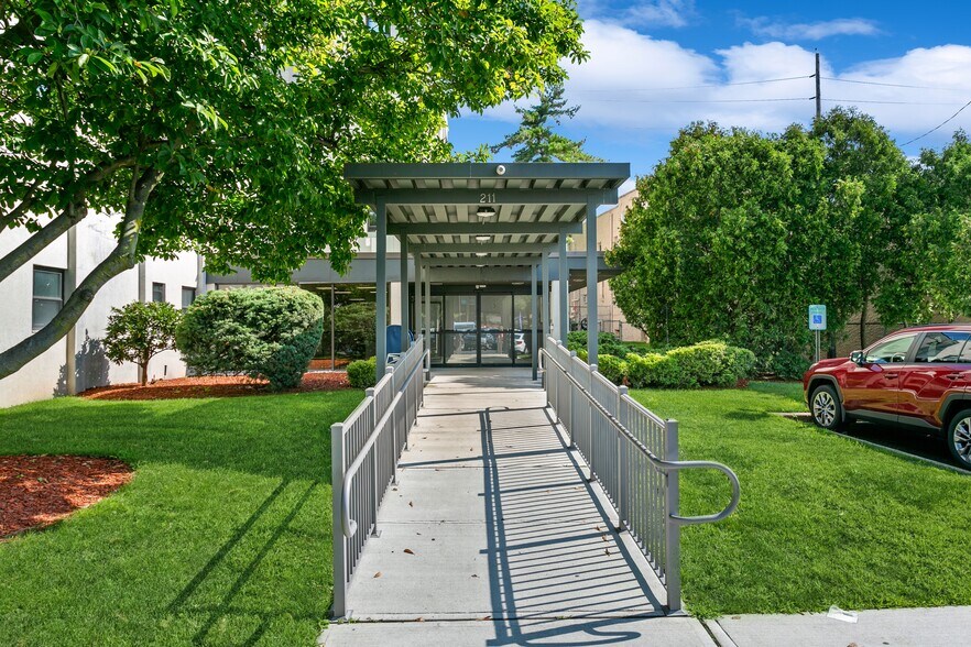 More Photos Of 211 Essex St, Hackensack Medical For Lease