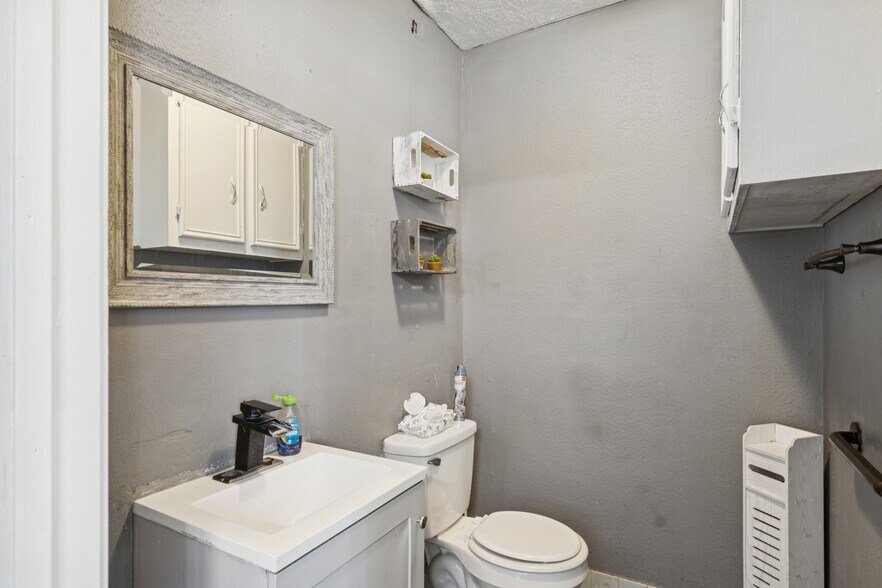 More Photos Of 508 College Ave, South Houston Auto Repair For Sale