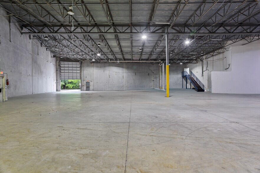 More Photos Of 10300-10380 NW 53rd St, Sunrise Distribution For Lease