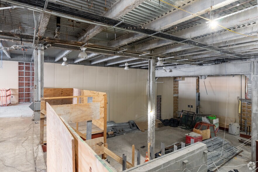 More Photos Of 37-31 10th St, Long Island City Light Distribution For Sale