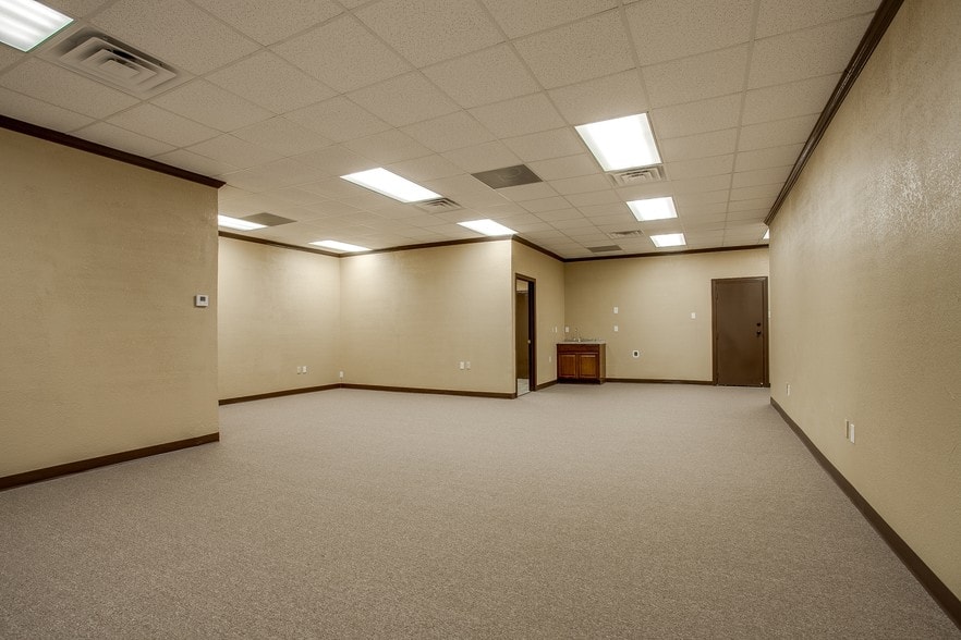 More Photos Of 3260 Southern Dr, Garland Medical For Lease