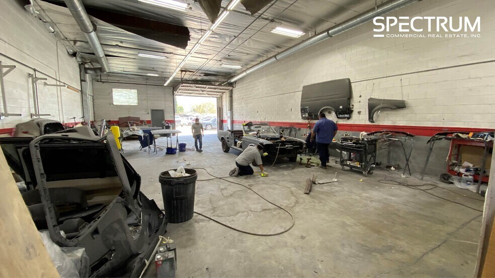 More Photos Of 10140-10158 Canoga Ave, Chatsworth Service For Lease