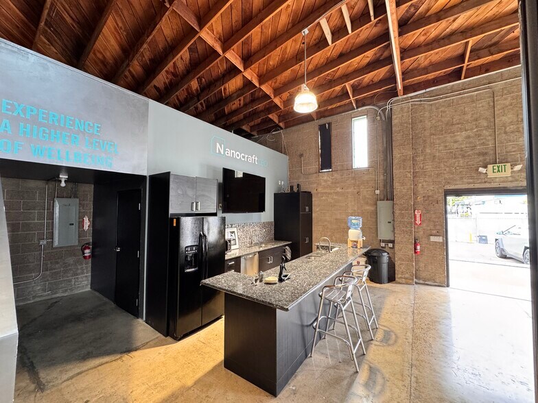 More Photos Of 1366 Hornblend St, San Diego Flex For Lease