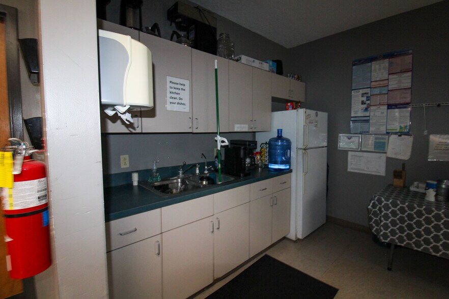 More Photos Of 5640 44th Ave S, Clinton Office For Sale